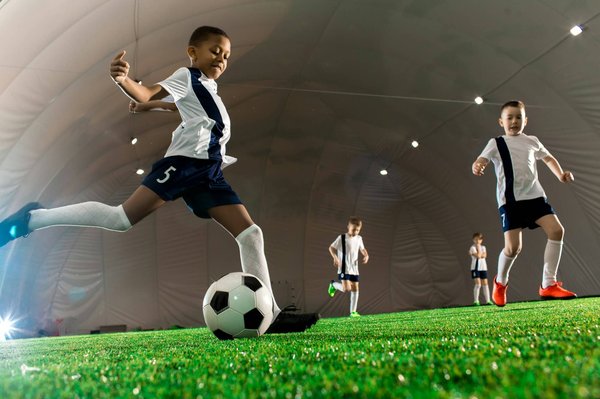 Quels avantages un jeune joueur peut-il tirer d'une formation intensive en centre de football?