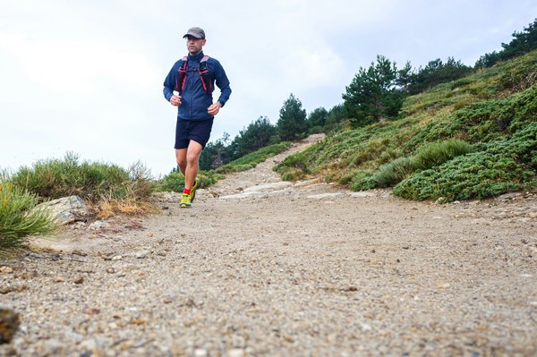 Casquette trail Normal Runner pour une course stylée avec humour