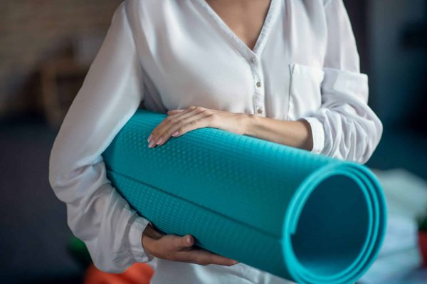 Bien choisir son tapis de yoga en fonction de son lieu de pratique