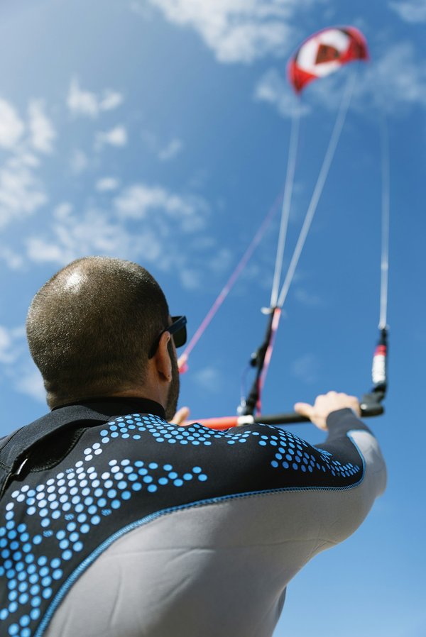 Sport de glisse : les conseils pour trouver le matériel de kitesurf parfait pour débuter