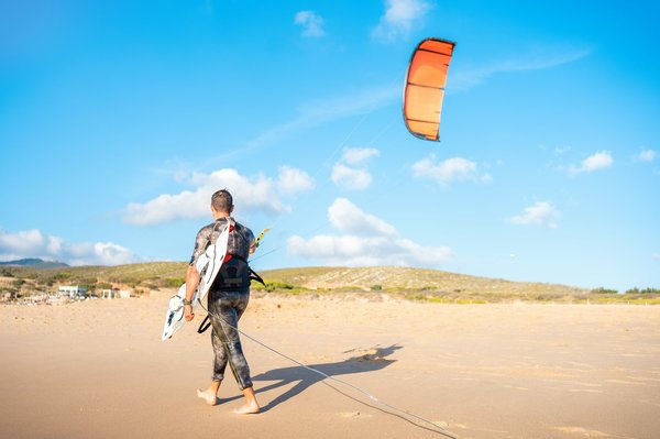 Équipements essentiels du kitesurf : Aile, planche et harnais